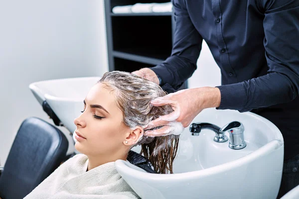 Shampoo secco purificante e rinfrescante L’Occitane per capelli puliti e rivitalizzati